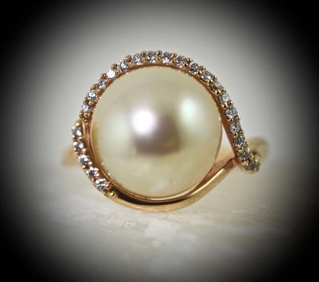 Exceptional 18K South Sea Pearl and Diamond Ring