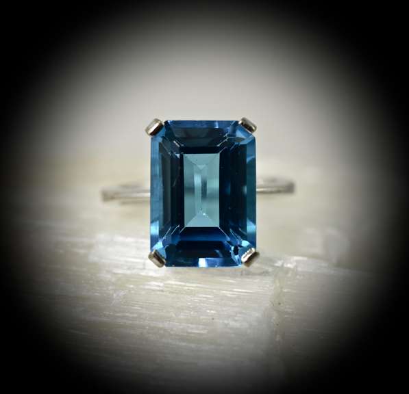 Bold 18K White Gold Blue Topaz Ring