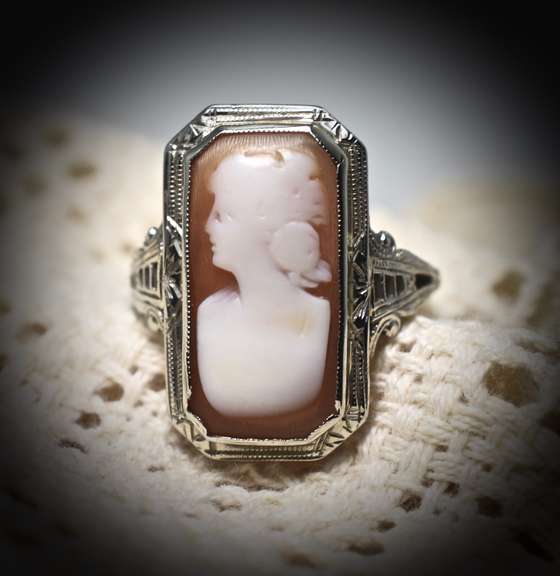 Perfectly Charming 18K Antique Cameo Ring