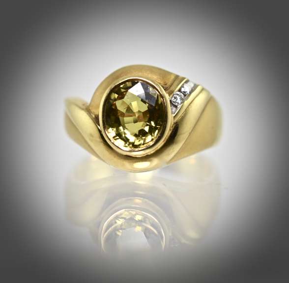 Elegant 18K Yellow-Green Sapphire Ring