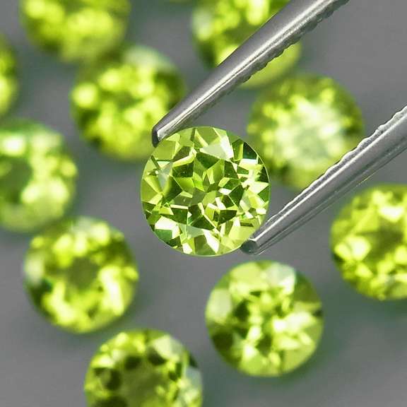 Fantastic 5.04ct 5mm round cut Peridot set