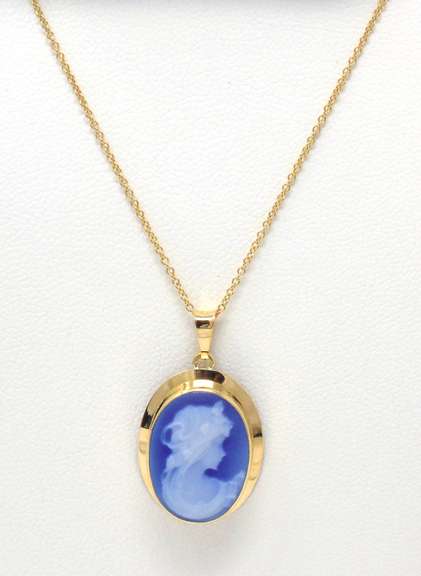 Pretty Yellow Gold Cameo Necklace