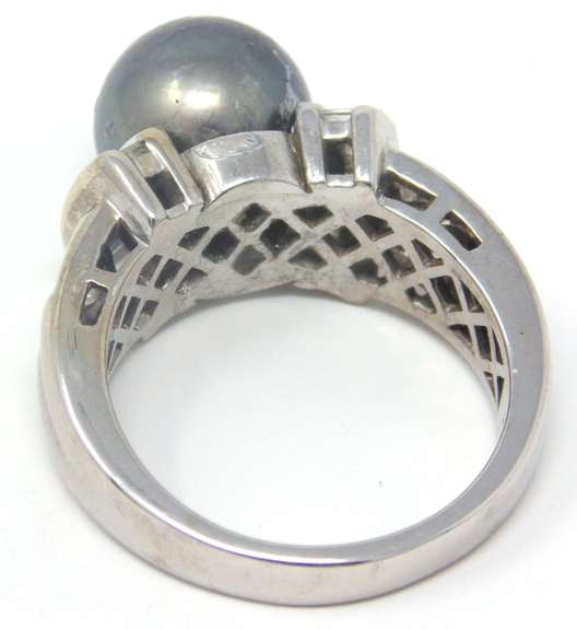 Elegant 14kt White Gold Pearl and Diamond Ring