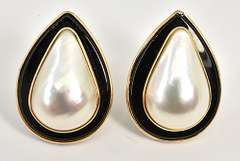 Sophisticated Mobé Pearl & Onyx Earrings in 14K YG