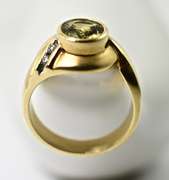 Elegant 18K Yellow-Green Sapphire Ring
