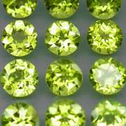 Fantastic 5.04ct 5mm round cut Peridot set