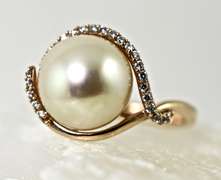 Exceptional 18K South Sea Pearl and Diamond Ring