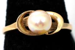 Vintage Pearl Ring in Yellow Gold