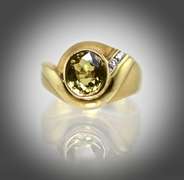 Elegant 18K Yellow-Green Sapphire Ring