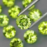 Fantastic 5.04ct 5mm round cut Peridot set
