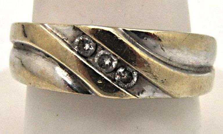 MEN'S 14K WHITE AND YELLOW GOLD DIAMOND BAND.