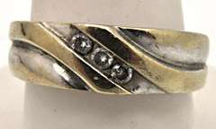 MEN'S 14K WHITE AND YELLOW GOLD DIAMOND BAND.
