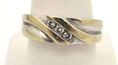 MEN'S 14K WHITE AND YELLOW GOLD DIAMOND BAND.