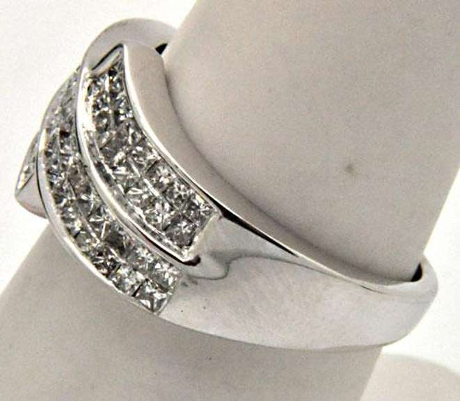 14K WHITE GOLD 1.50 CARAT DIAMOND RING.