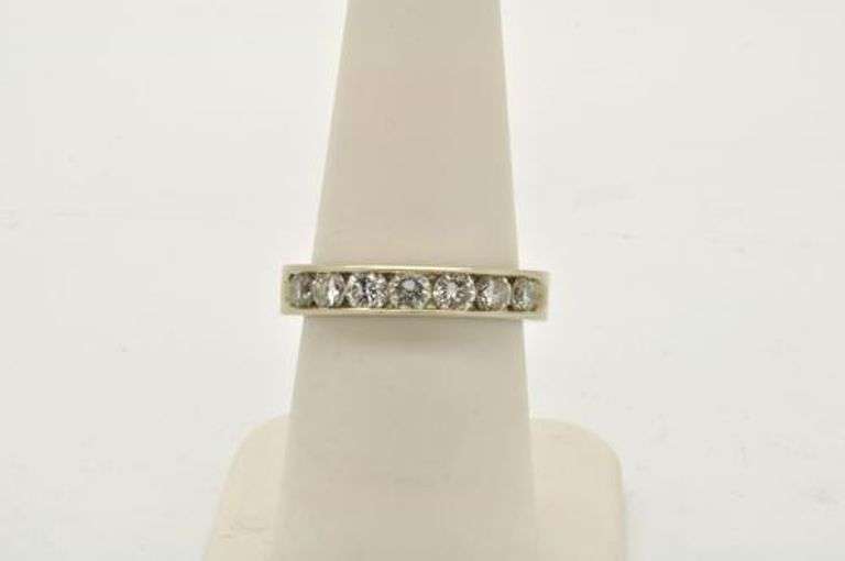 14 KT  WHITE GOLD DIAMOND BAND