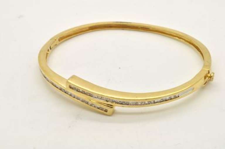 LADIES 14 KT YELLOW GOLD DIAMOND BANGLE BRACELET