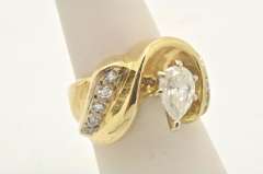 LADIES 14 KT YELLOW GOLD DIAMOND RING
