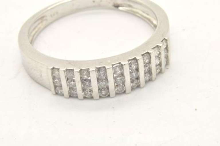 LADIES 14 KT WHITE GOLD DIAMOND BAND