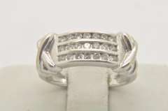 LADIES 18 KT WHITE GOLD XO DIAMOND BAND