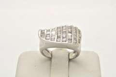 14 KT WHITE GOLD DIAMOND RING