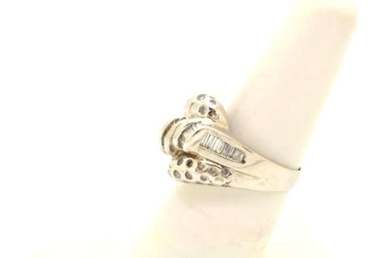 LADIES 14 KT WHITE GOLD DIAMOND RING