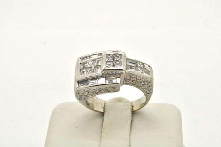 18KT WHITE GOLD LARGE DIAMOND RING.