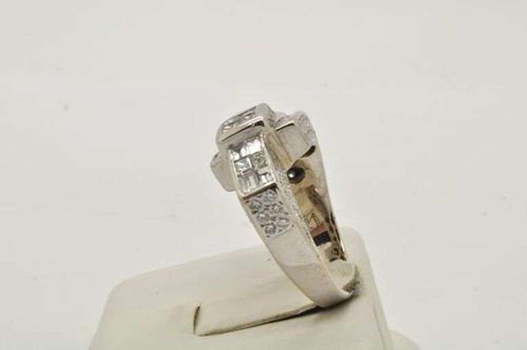 18KT WHITE GOLD LARGE DIAMOND RING.