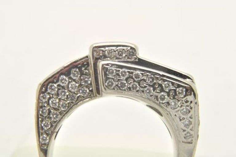 18KT WHITE GOLD LARGE DIAMOND RING.