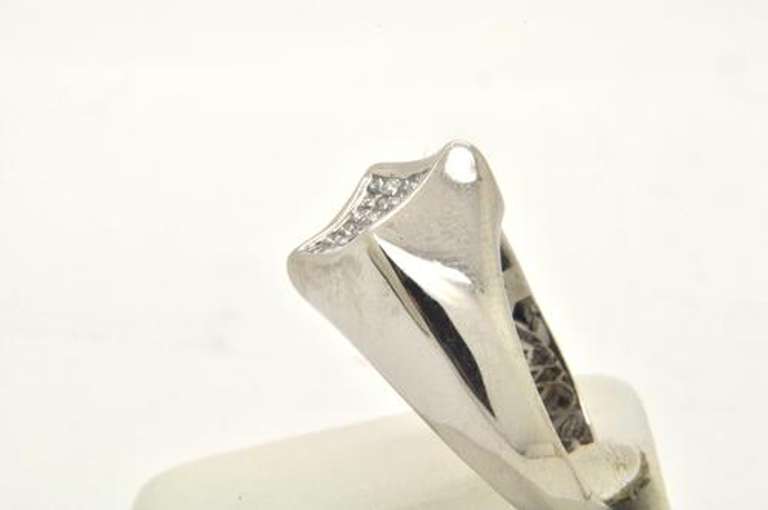 MEN'S 14KT WHITE GOLD DIAMOND RING.