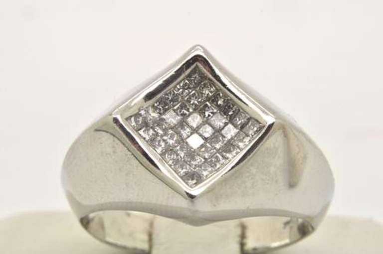 MEN'S 14KT WHITE GOLD DIAMOND RING.