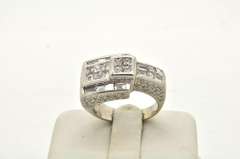 18KT WHITE GOLD LARGE DIAMOND RING.