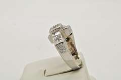 18KT WHITE GOLD LARGE DIAMOND RING.