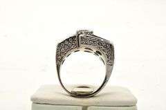 18KT WHITE GOLD LARGE DIAMOND RING.