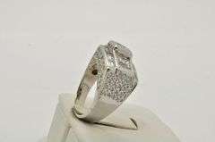 18KT WHITE GOLD LARGE DIAMOND RING.