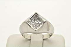 MEN'S 14KT WHITE GOLD DIAMOND RING.