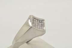 MEN'S 14KT WHITE GOLD DIAMOND RING.