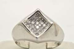 MEN'S 14KT WHITE GOLD DIAMOND RING.
