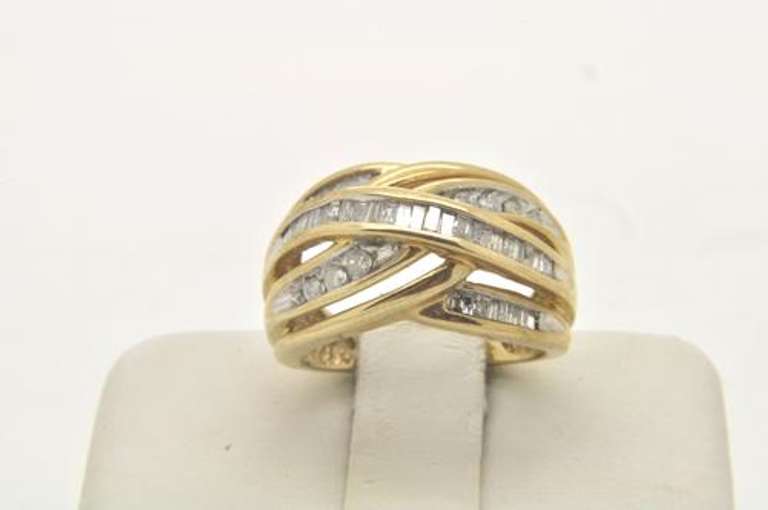 LADIES 10 KT YELLOW GOLD DIAMOND BAND
