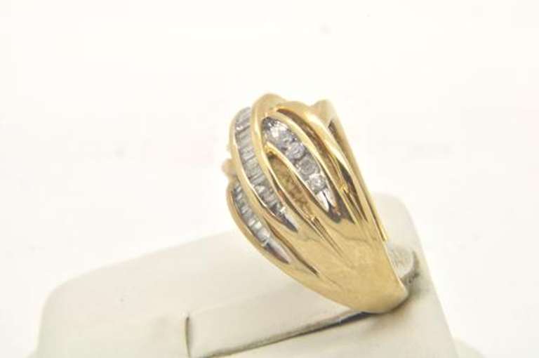 LADIES 10 KT YELLOW GOLD DIAMOND BAND