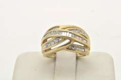 LADIES 10 KT YELLOW GOLD DIAMOND BAND