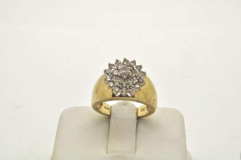 LADIES 10 KT YELLOW GOLD DIAMOND CLUSTER RING