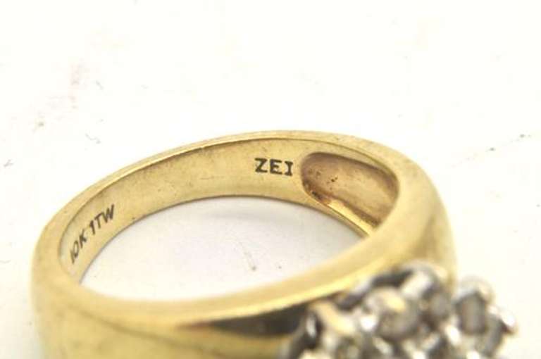 LADIES 10 KT YELLOW GOLD DIAMOND CLUSTER RING