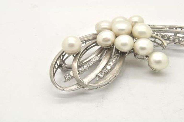 LADIES 18 KT ANTIQUE PEARL AND DIAMOND BROOCH