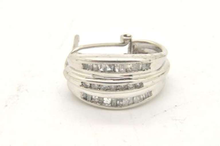 LADIES 14 KT WHITE GOLD DIAMOND EARRINGS