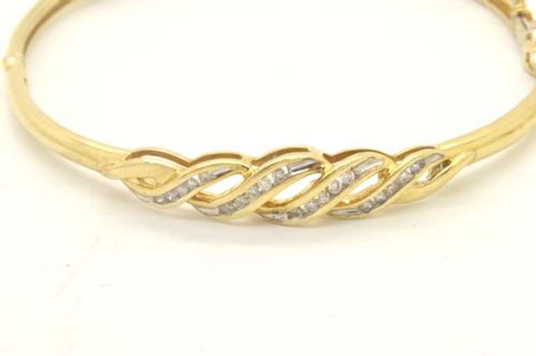 LADIES 14 KT DIAMOND BANGLE BRACELET