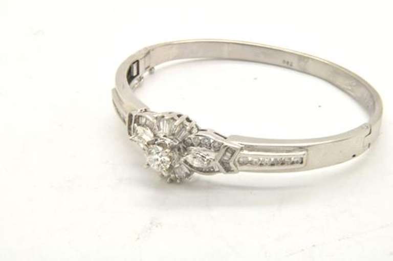 LADIES 18 KT DIAMOND BANGLE BRACELET