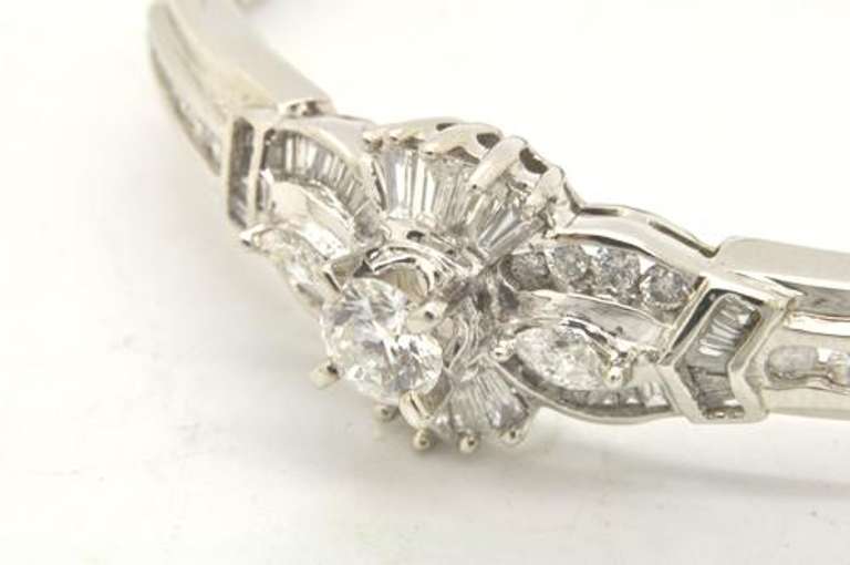 LADIES 18 KT DIAMOND BANGLE BRACELET