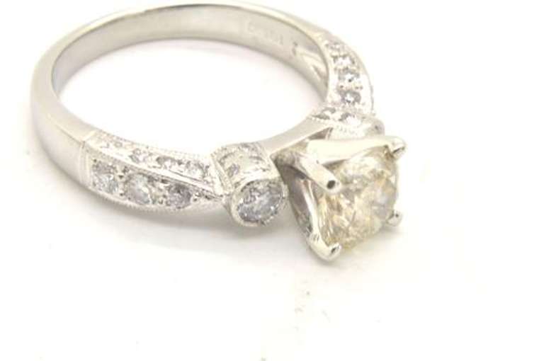 LADIES PLATINUM DIAMOND ENGAGEMENT RING