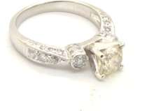 LADIES PLATINUM DIAMOND ENGAGEMENT RING
