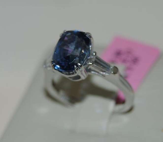 Gorgeous Sapphire and Diamond 18kt Ring